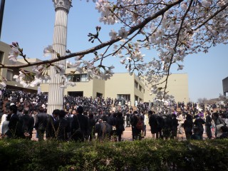 入学式が行われた大学会館の入口付近